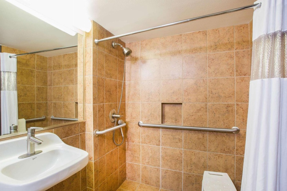 Ramada Tropics Resort & Conf Center by Wyndham Des Moines